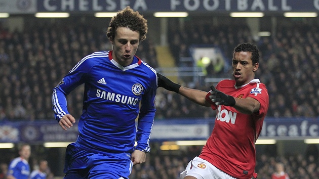 David Marinho Luiz (vlevo) z Chelsea uniká Nanimu z Manchesteru United.