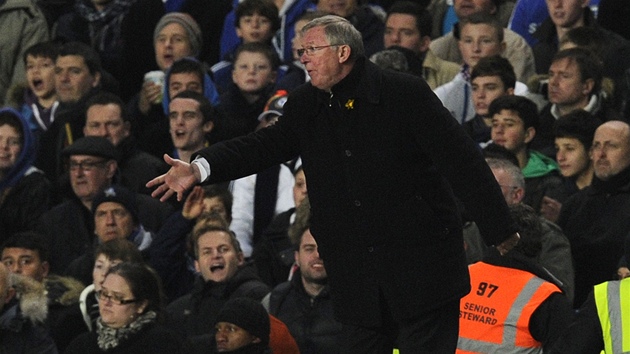 Trenér Manchesteru United Alex Ferguson diriguje svj tým. 