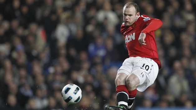 Wayne Rooney z Manchesteru United stílí gól.