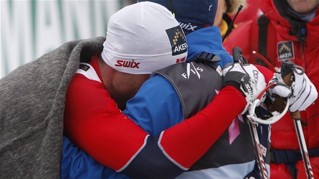 ZÁKAZ LÁSKY. Petter Northug má na mistrovství svta maximáln anci spoinout v objetí lena norského týmu. Náru pítelkyn je mu zapovzena. 