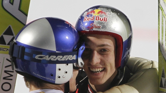 USMVAVÍ RIVALOVÉ. Gregor Schlierenzauer (vpravo) pijímá gratulace od druhého Thomase Morgensterna po vítzství v závodu na velkém mstku na MS v Oslu. 