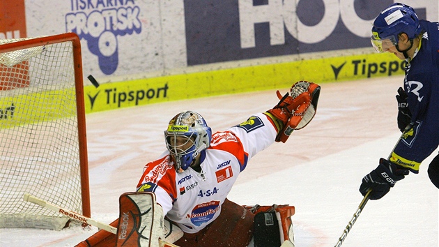 Branká� �eských Bud�jovic Jakub Ková� zasahuje proti �anci Luká�e Klimka z Vítkovic