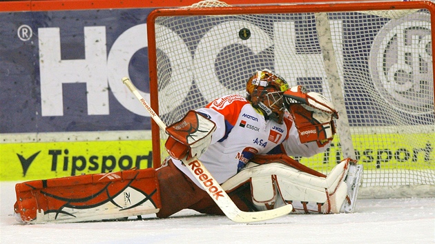 Branká eských Budjovic Jakub Ková inkasuje. 