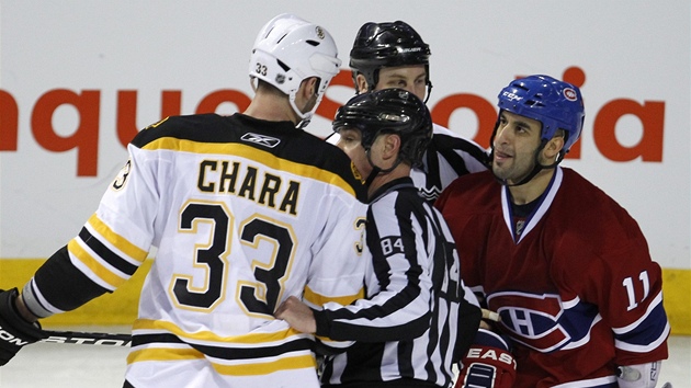 Scott Gomez z Montrealu se pustil do Zdena Cháry z Bostonu, po jeho zákroku skonil jiný montrealský hrá Max Pacioretty na nosítkách.