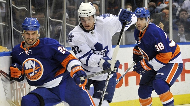 Bek NY Islanders Radek Martínek v obranné práci v utkání proti Torontu. 