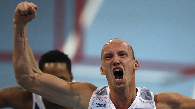 PRVNÍ ZLATO. Jako první se z eských atlet radoval Petr Svoboda, který u v pátek slavil zlato.