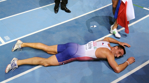 VYČERPANÝ, ALE ŠŤASTNÝ. Roman Šebrle byl sice po doběhu závěrečné disciplíny unavený, ale bronz ho těšil.