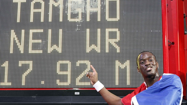 SVĚTOVÝ REKORD. Teddy Tamgho pózuje u tabule, která referuje o jeho světovém rekordu.