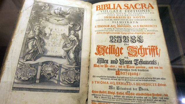 Latinsko - nmecká bible z roku 1733 darovaná Jiím Stachem.