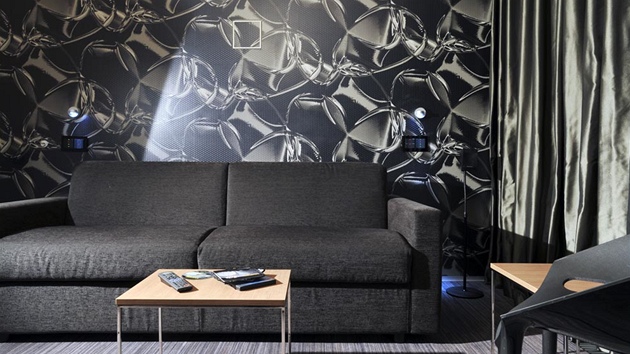 V byt� jsou pou�ity r�zné stupn� sytosti tmavých barev tak, aby interiér opticky gradoval od sv�tlých tón� k nejtmav�ím, které jsou na velkých plochách. 