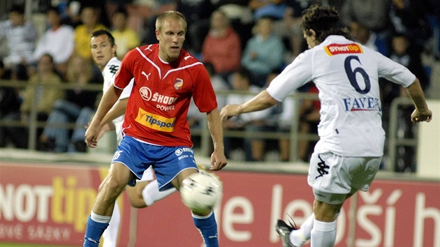 Slovácko - Plze�:  hostující Daniel Kolá� (vlevo) sleduje st�ílejícího Tomá�e Abraháma ze Slovácka.