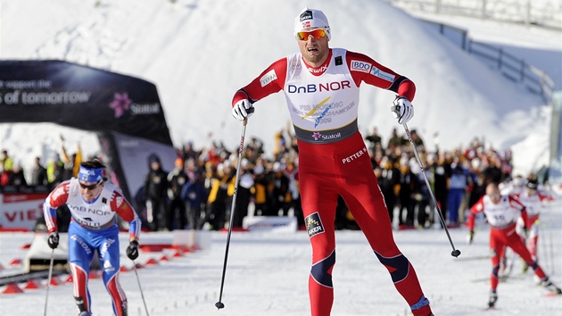 Petter Northug projídí vítzn cílem