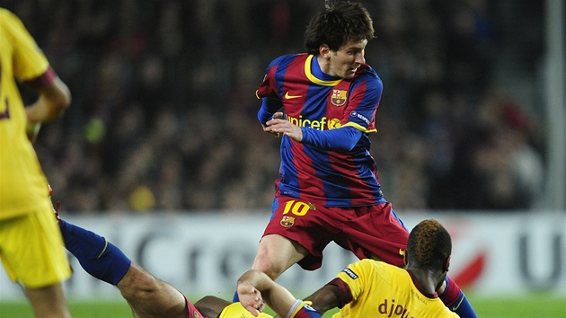 Lionel Messi z Barcelony bourá obranu Arsenalu.