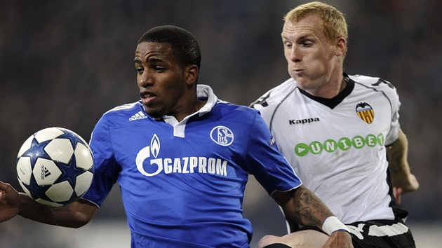 Jefferson Farfan (vlevo) ze Schalke a Jeremy Mathieu z Valencie