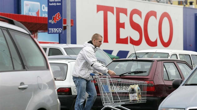 Zájem zákazník o nov otevený hypermarket Tesco byl velký, pilehlé parkovit o kapacit 485 míst bylo úpln plné.