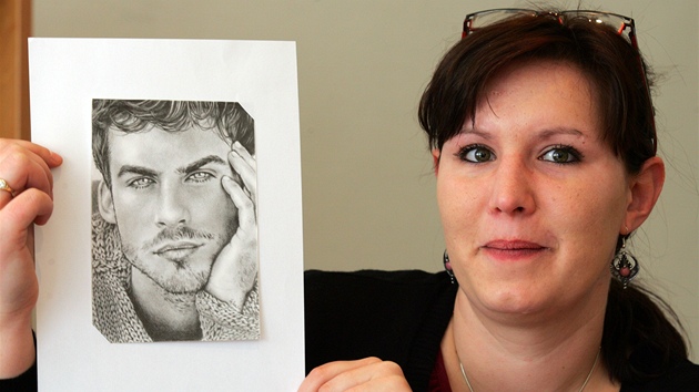 Ivana Petrová s jednou ze svých kreseb ztvárujících slavné tváe podle pedlohy, v tomto pípad herce Iana Somerhaldera, známého ze seriálu Ztraceni.