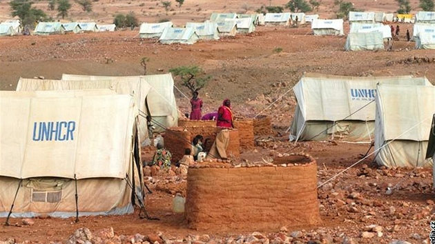 V Dárfúru lidé ijí v provizorních stanových mstech u est let