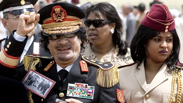 Muammar Kaddáfí se svojí osobní strákyní, jednou z amazonek 