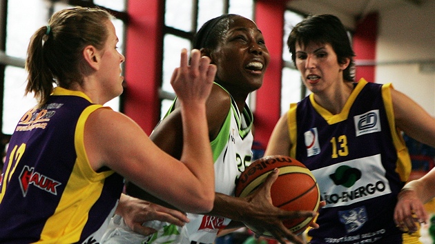 Cheryl Fordová (uprost�ed) z Frisca Brno obklí�ena Lenkou �ípovou (vlevo) a Mirkou Vodrá�kovou ze Slovanky.