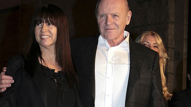 Anthony Hopkins v m na premie fimu Obad (s manelkou Stellou Arroyaveovou)