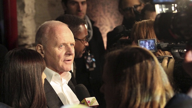 Anthony Hopkins v ím na premiée fimu Obad (s manelkou Stellou Arroyaveovou)