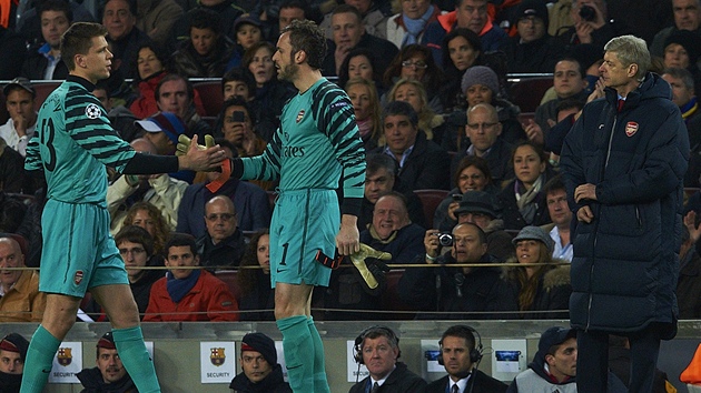 BRZKÉ ST�ÍDÁNÍ. Náhradní gólman Almunia (uprost�ed) st�ídá jedni�ku Szczesného v utkání s Barcelonou u� v 19. minut�.