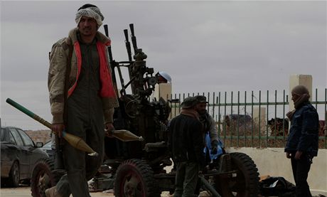 Libyjt povstalci pobl msta Brega (10. bezna 2011)