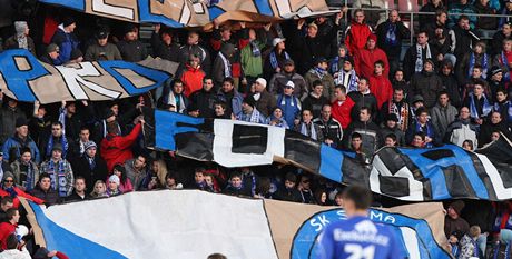 PROTESTY. Olomouckým fanoukm se bezpenostní opatení klubu vbec nelíbila a bhem pedchozího zápasu s Ostravou to dali nkolikrát najevo pipravenými transparenty.