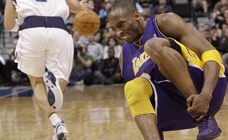Kobe Bryant z LA Lakers se chytá za zrannou nohu.