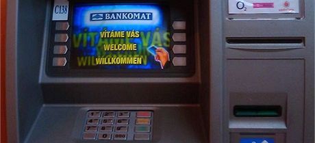 Malá msta mají problémy zaídit pro lidi bankomat, banky toti nemají zájem je tam mít. Radnice jim tak za jejich umístní musí platit. (Ilustraní snímek)
