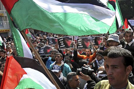 Desítky Palestinc demonstrují za usmíení organizací Fatah a Hamas