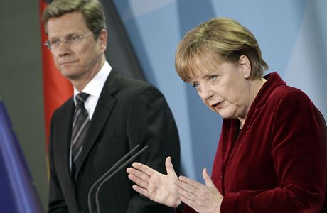 Nmecká kancléka Angela Merkelová a vicekanclé a ministr zahranií Guido Westerwelle na tiskové konferenci k jádru (14. bezna 2011)