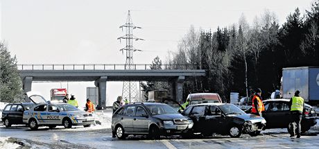 Pozor na nehody, meteorologové varují, e kvli tání a následnému mrazu se bude tvoit náledí. Ilustraní foto