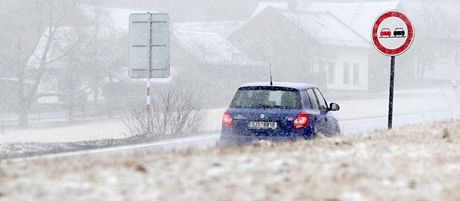 Ve tokách na Havlíkobrodsku zaal padat sníh. Podle varování meteorolog hrozí na silnicích tí kraj náledí. (18. bezen 2011)