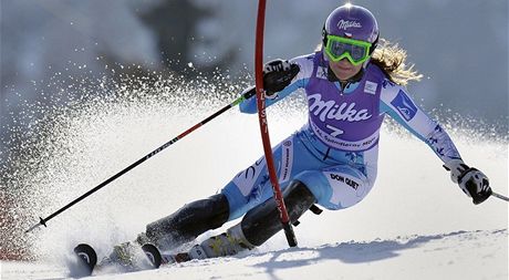 árka Záhrobská bojuje s brankami na trati slalomu SP ve pindlerov Mlýn. 