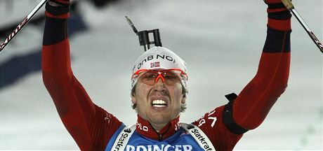 RUCE NAD HLAVOU. Norský biatlonista Emil Hegle Svendsen se raduje z vítzství v závod na 15 km s hromadným startem na MS v Chanty-Mansijsku.
