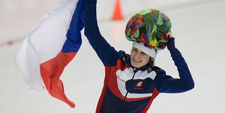 MEDAILOVÁ OSLAVA. Martina Sáblíková se raduje ze zlaté medaile.