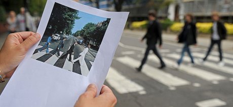 Kapela The eatles udlala z pechodu ped londýnským studiem Abbey Road legendární místo