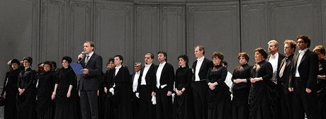 Desítky zamstnanc Státní opery Praha protestovaly 15. bezna ped uvedením opery La Traviata proti sluování Státní opery a Národního divadla 