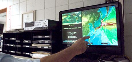 V Centru pro varování ped tsunami sídlícím na Havaji sledují hodnoty namené na východním pobeí Japonska. (11. bezna 2011)