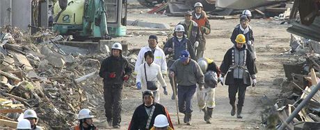 Obyvatelé japonské Rikuzentaky se spchají schovat na vyvýené místo poté, co bylo vyhláeno nebezpeí dalích vln tsunami. (13. bezna 2011)