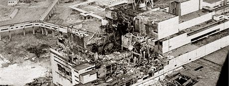 Letecký pohled na vybuchlý reaktor jaderné elektrárny ernobyl v dubnu 1986.