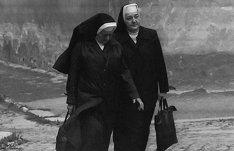 ádové sestry na Loretánském námstí v srpnu 1988