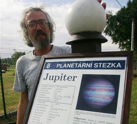 Planetární stezka hradecké hvzdárny.