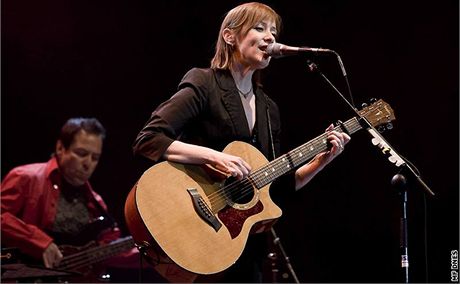 Svtová hudební hvzda Suzanne Vega vystoupí u v úterý zadarmo na olomouckém Horním námstí.