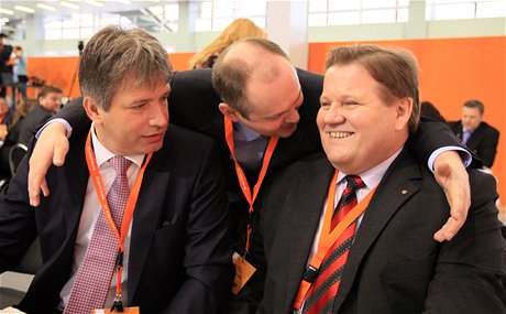 Sjezd SSD v Brn - (zleva) brnnský primátor Roman Onderka, jihomoravský hejtman a kandidát na pedsedu SSD Michal Haek a Zdenk kromach (18. bezna 2011)