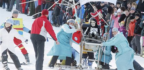 Karneval na lyích v sobotu zakoní lyaskou sezonu v Hlinsku (ilustraní foto).