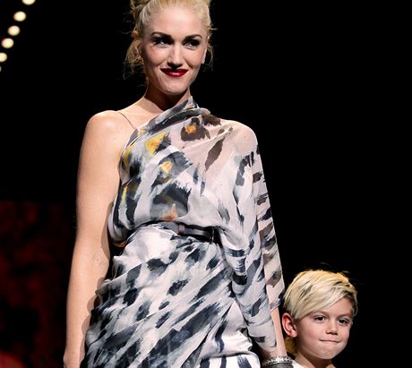 Gwen Stefani v atech z vlastní kolekce se synem Kingstonem