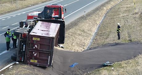 U Plané se pevrátilo nákladní auto plné trku. 