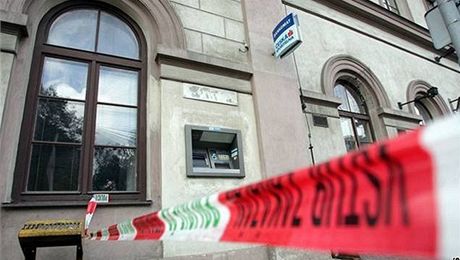 Policisté se zamí na ochranu bank i pevoz penz k bankomatm. Ilustraní snímek